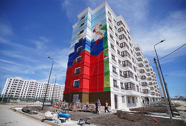 Мурал на новостройке микрорайона Невский в Мариуполе