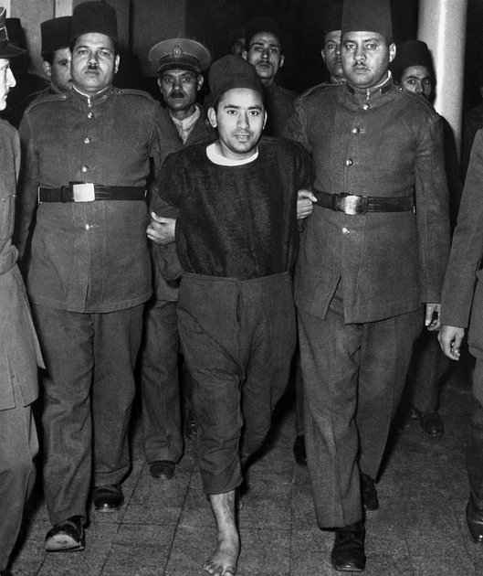 Члена «Братьев-мусульман» ведут к виселице после попытки заговора против премьер-министра Египта, 1954 год