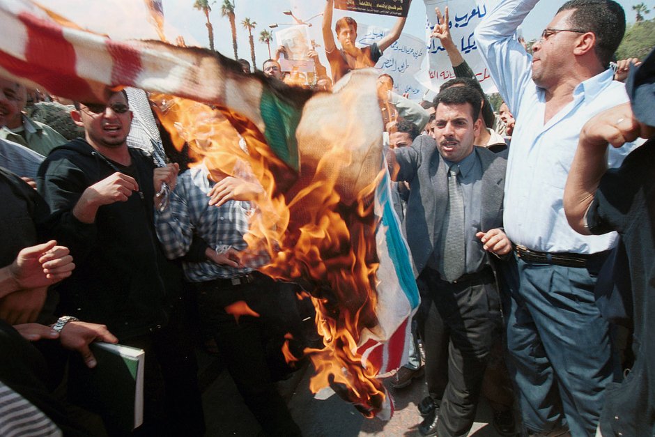 Студенты Каирского университета и члены «Братьев-мусульман» сжигают американский и израильский флаги, 2002 год