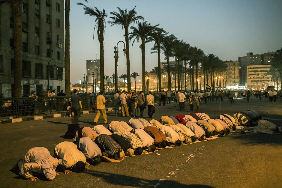 Египтяне, поддерживающие «Братьев-мусульман», собираются отпраздновать победу Мухаммеда Мурси на площади Тахрир 19 июня 2012 года в Каире