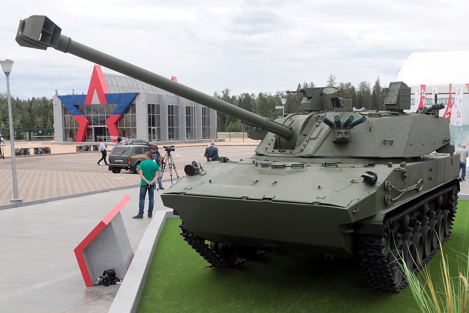 Самоходное артиллерийское орудие 2С42 «Лотос» на Международном военно-техническом форуме «Армия-2019» в конгрессно-выставочном центре «Патриот»