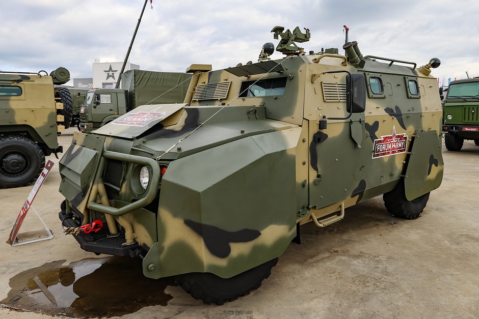 Автомобиль «Тигр-М» модификации «Безумный Макс» на территории конгрессно-выставочного центра военно-патриотического парка «Патриот»