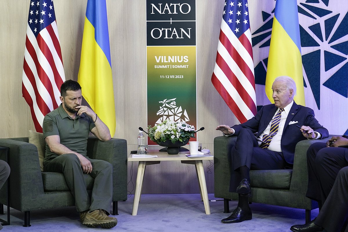 Президент Украины Владимир Зеленский (слева) и президент США Джо Байден (справа) на саммите НАТО в Вильнюсе, 12 июля 2023 года 