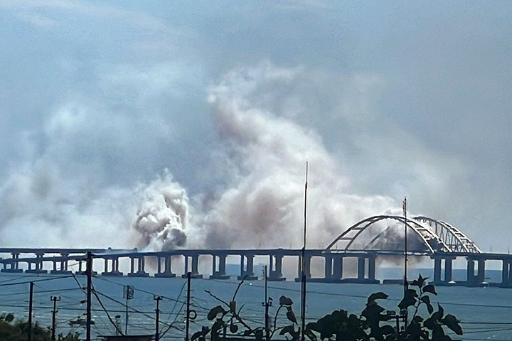 Взрыв в районе Крымского моста, 12 августа 2023 года. По данным МО РФ, Киев пытался нанести удар ракетой С-200, переделанной в ударный вариант, она была обнаружена и перехвачена российскими средствами ПВО