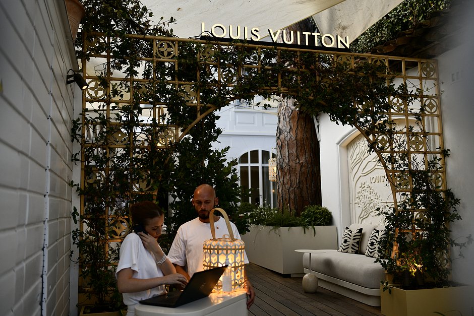 Путешественники около бутика Louis Vuitton