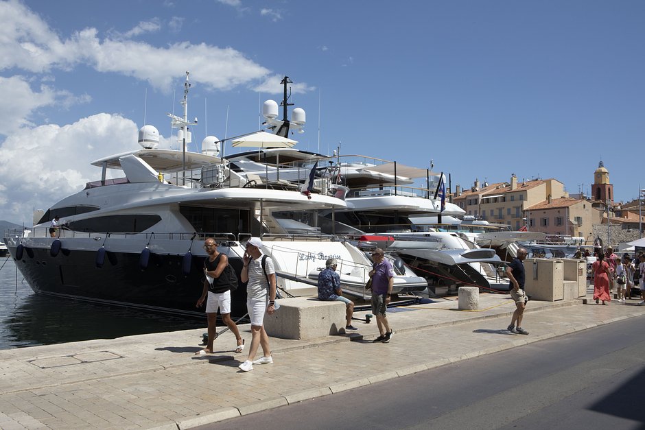 Богатые туристы предпочитают добираться в Сен-Тропе на своих яхтах или вертолетах