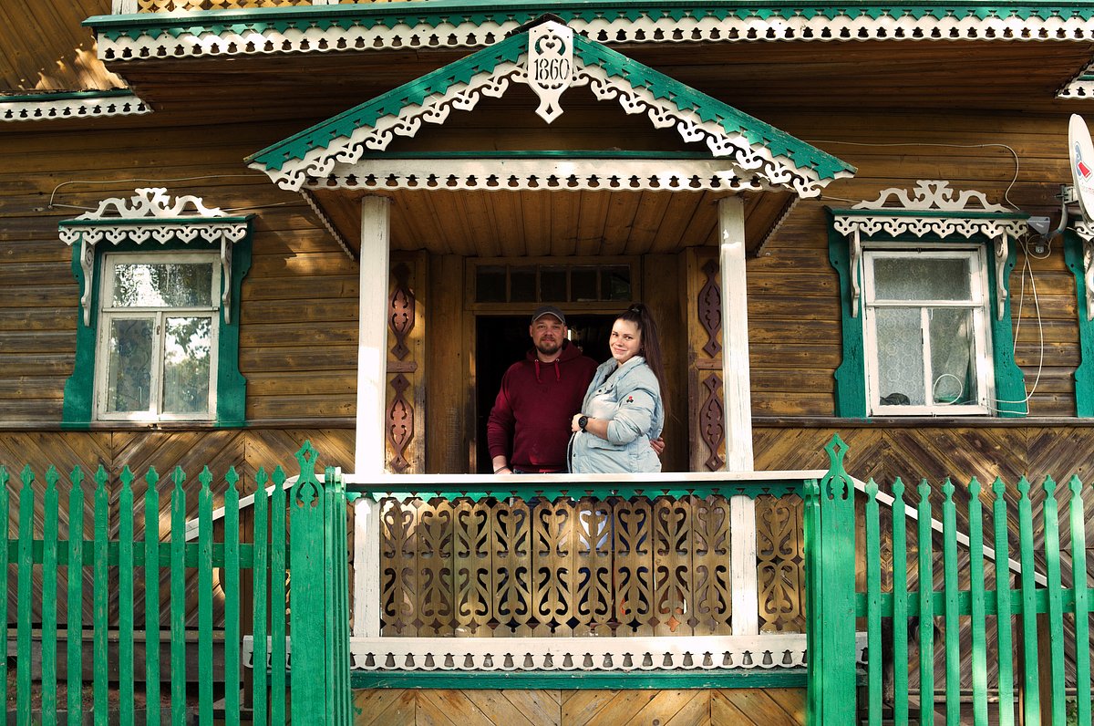 Настя Алехина и ее муж Анатолий на крыльце родового дома