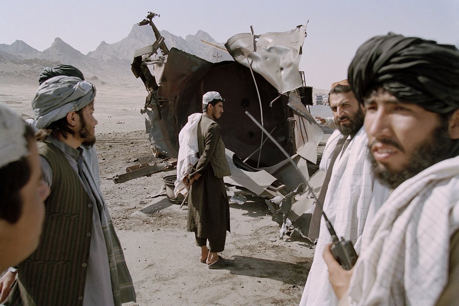 Афганцы осматривают взорванную автоцистерну в Кандагаре 