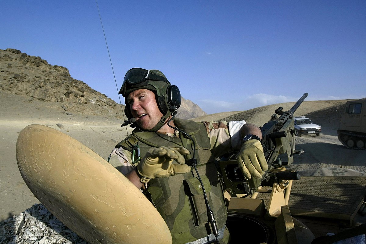 Солдаты норвежской армии под командованием МССБ патрулируют западные районы Кабула