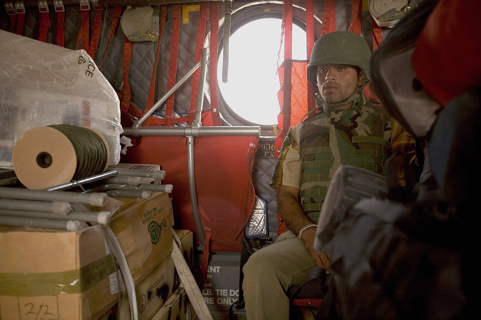 Афганский переводчик в вертолете армии США по пути на базу Мизан в Афганистане