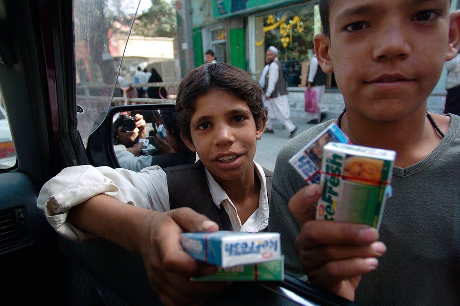 Дети продают жвачку водителям проезжающих мимо машин, Кабул, 2006 год