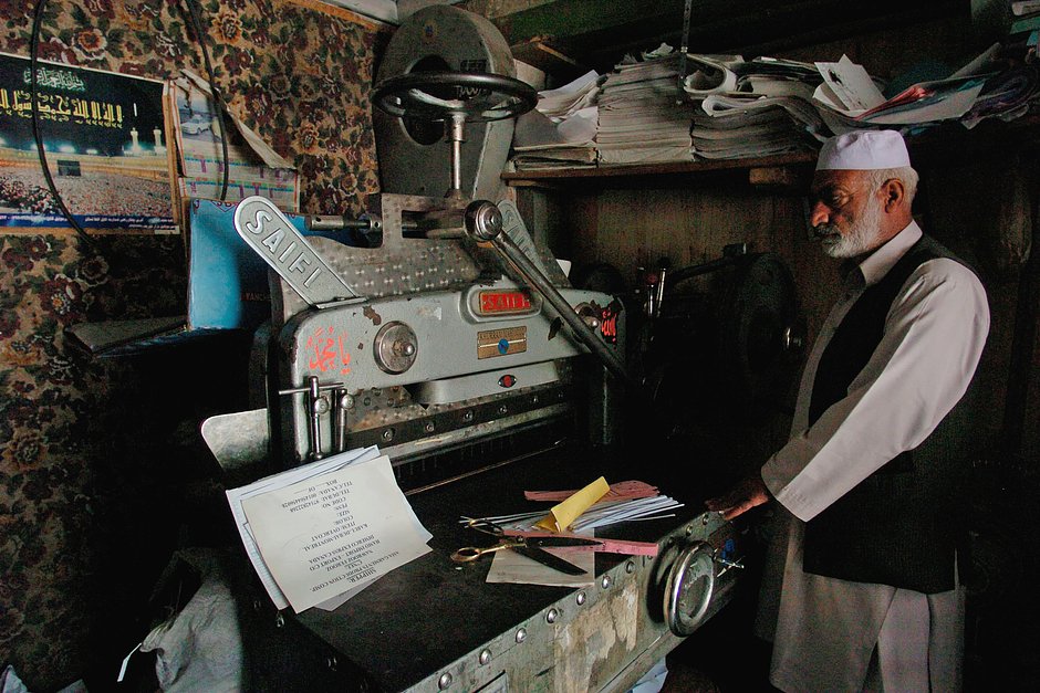 Мужчина осматривает старый печатный станок, 2006 год, Кабул