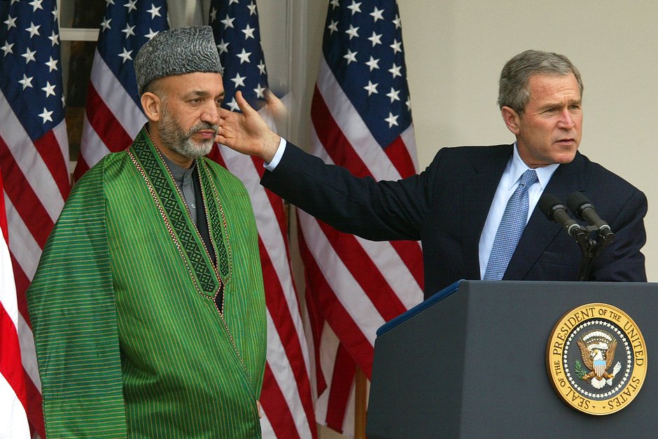 Президент США Джордж Буш-младший во время пресс-конференции с председателем временной администрации Афганистана Хамидом Карзаем 28 января 2002-го