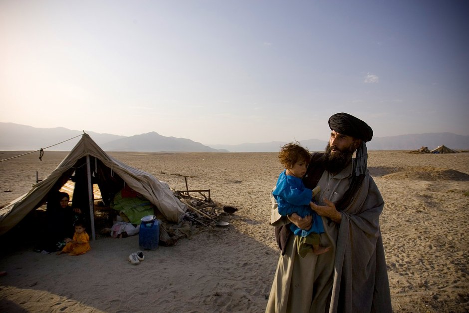 Афганцы, выжившие во время бомбардировки в ночь на 20 августа 2008 года. Три деревни подверглись атакам войск НАТО: те полагали, что в этом районе скрываются боевики «Талибана»