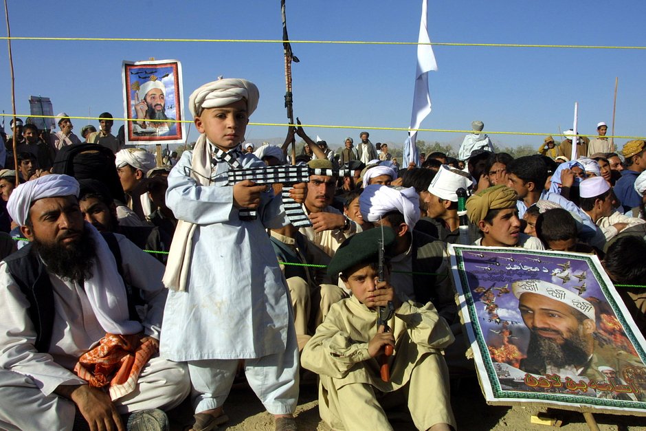 Ребенок держит игрушечную винтовку на митинге в поддержку талибов, 30 октября 2001 года, Пакистан