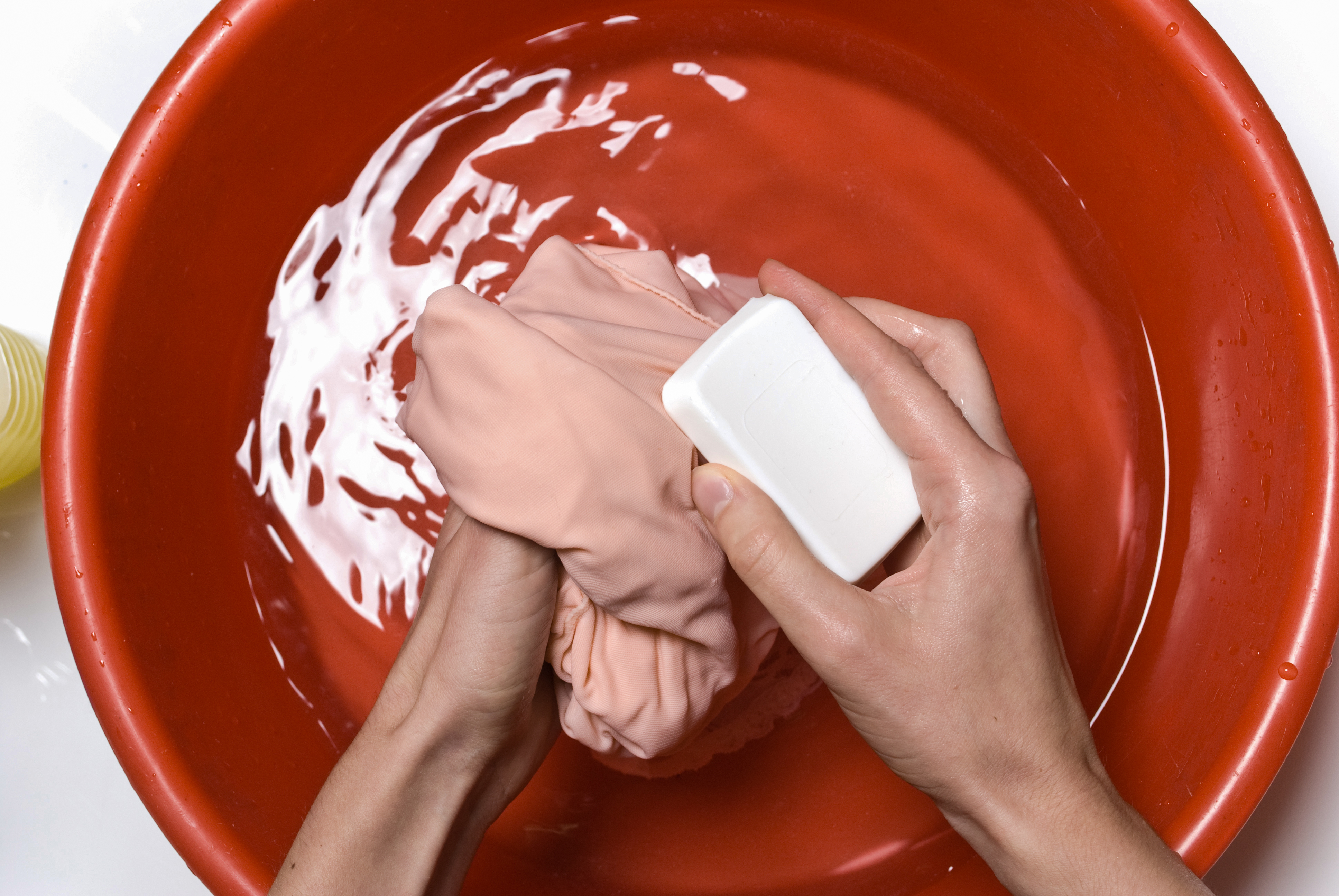 Как отмыть слоем. Пятно от тонального крема. Мыло хорошо отстирывает пятна. Хозяйственное мыло застирать. Крем для одежды.