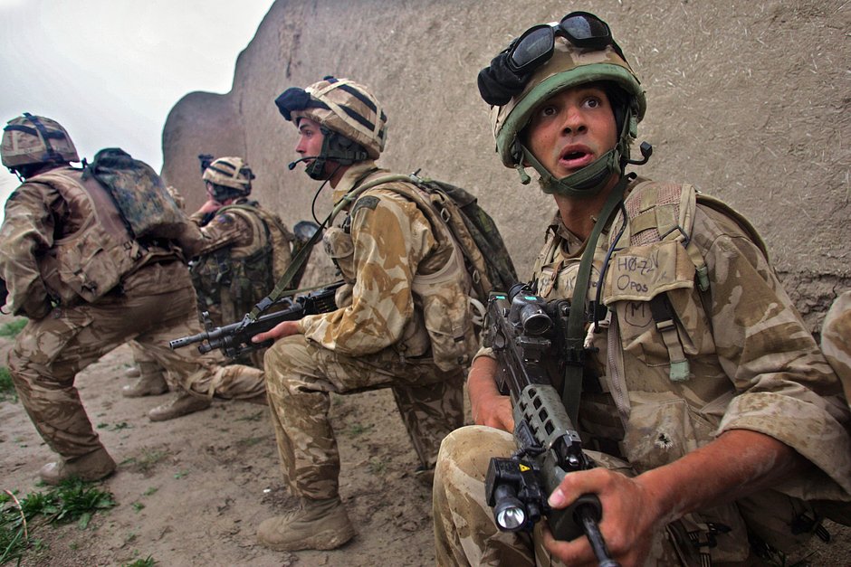 Британский морской пехотинец Джо Харви наблюдает за тем, как британские войска подвергаются обстрелу со стороны талибов, март 2007-го