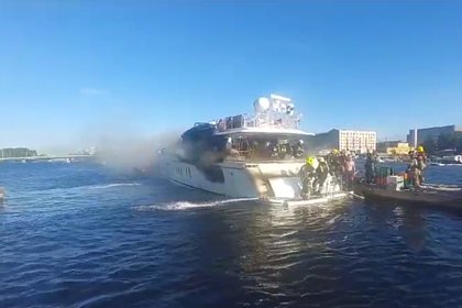 В Петербурге загорелась яхта