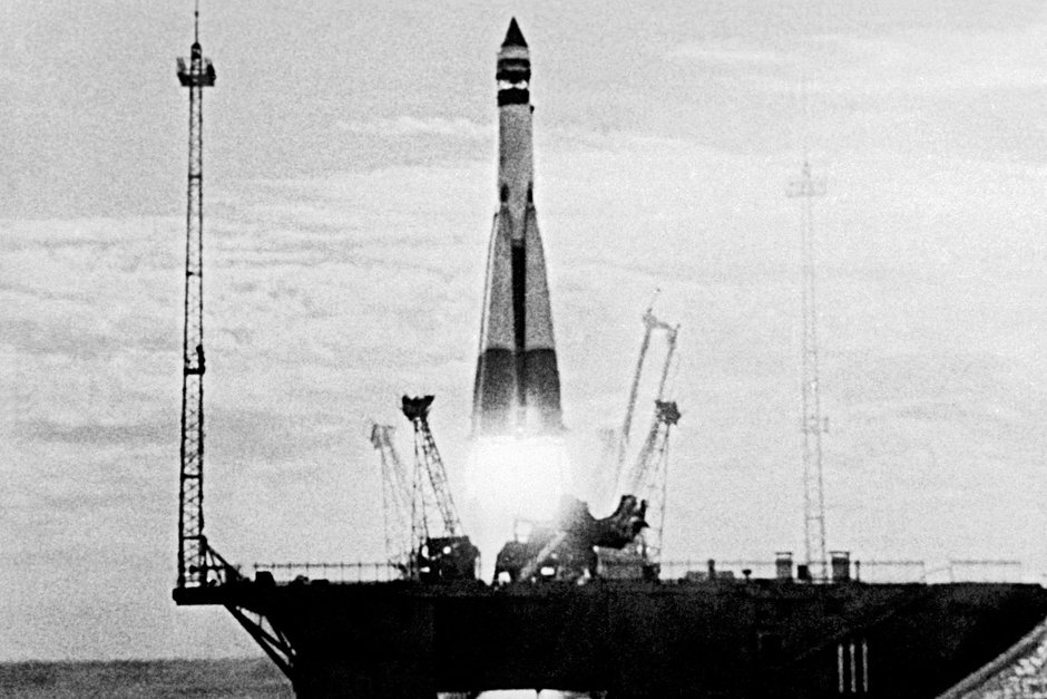 Запуск ракеты-носителя «Спутник» с первым искусственным спутником Земли
