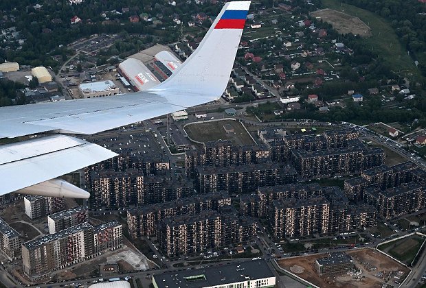 Вид жилой застройки с борта самолета на подлете к Международному аэропорту Внуково