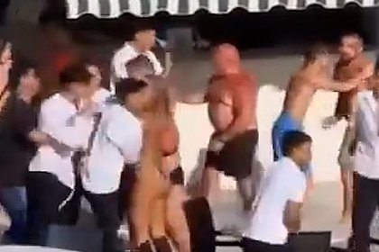 Сотрудники отеля в Турции избили туристов стулом и попали на видео