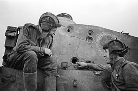 Советские танкисты у подбитого экипажем лейтенанта Бориса Смелова немецкого танка «Тигр» на Курской дуге, 1943 год