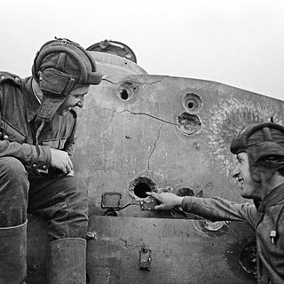 Советские танкисты у подбитого экипажем лейтенанта Бориса Смелова немецкого танка «Тигр» на Курской дуге, 1943 год