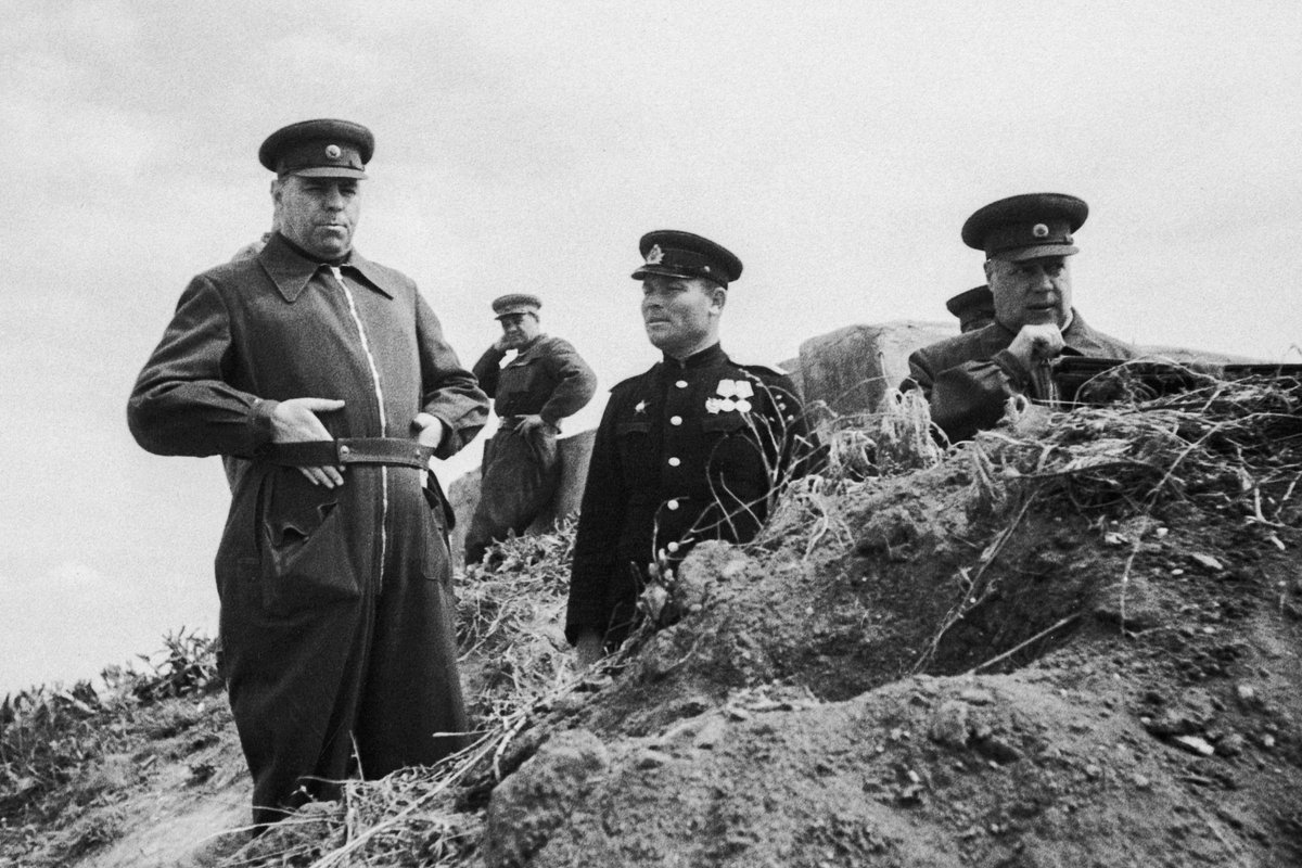 Александр Василевский (слева) и Федор Толбухин (справа) на наблюдательном пункте, 1944 год