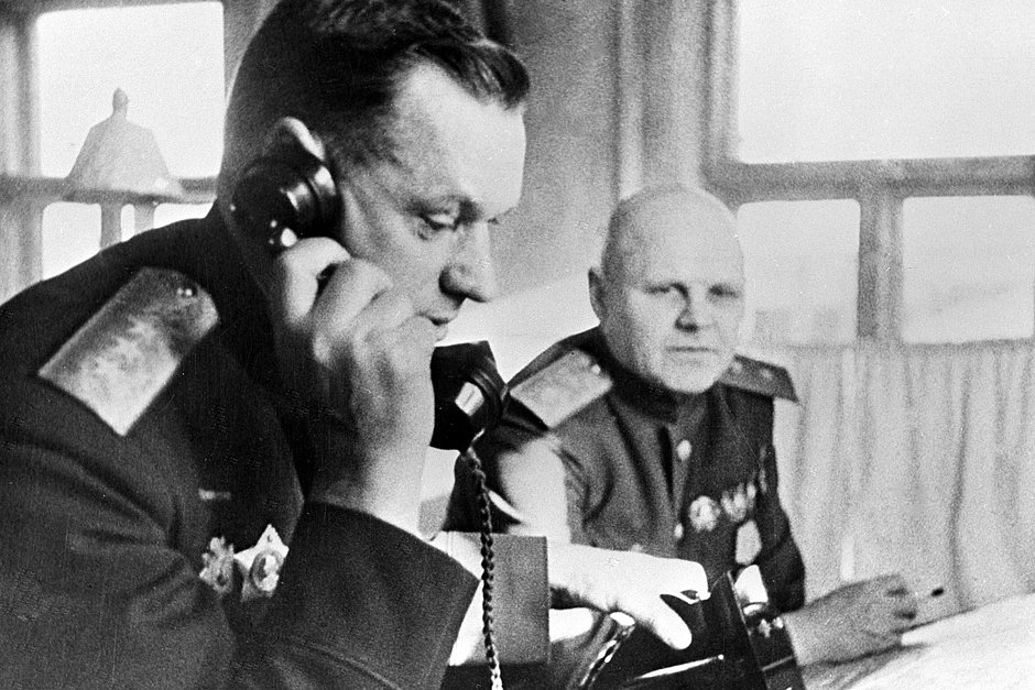 Командующий 1-м Белорусским фронтом генерал Константин Рокоссовский (слева) и член Военного совета объединения генерал Константин Телегин, 1944 год 