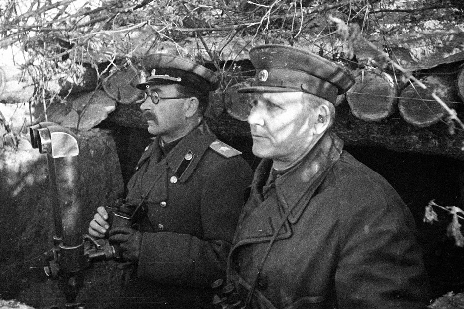 Иван Конев (справа) и Павел Ротмистров на наблюдательном пункте, 1944 год
