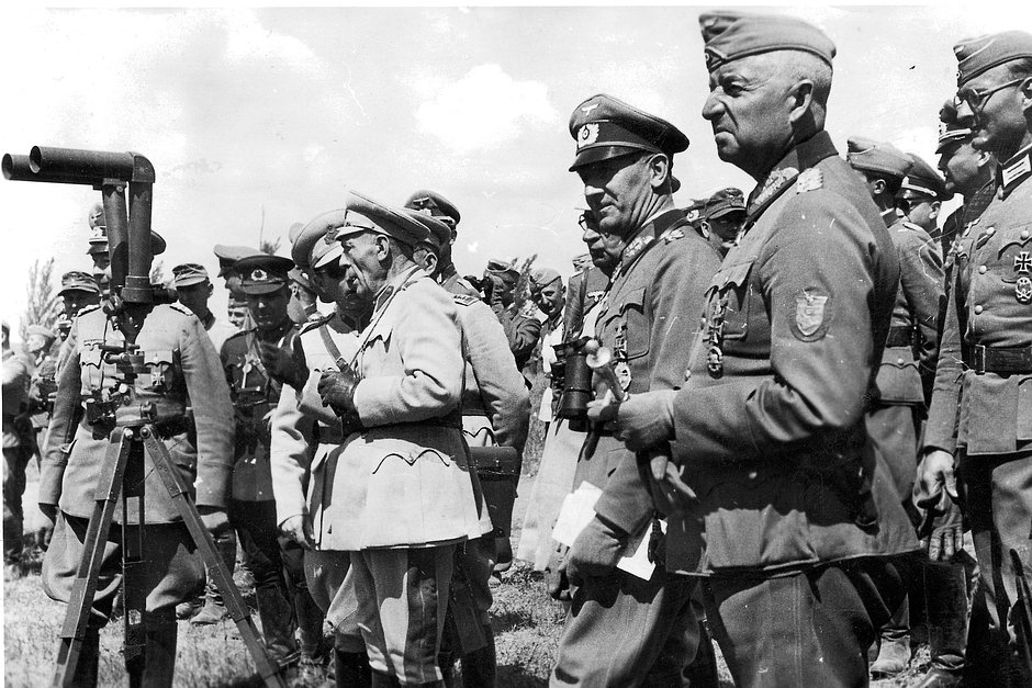 Фельдмаршал Эрих фон Манштейн (второй справа) с прибывшей в его войска турецкой делегацией, 1943 год