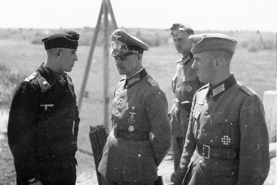 Генерал Вальтер Модель (в центре) слушает доклады подчиненных