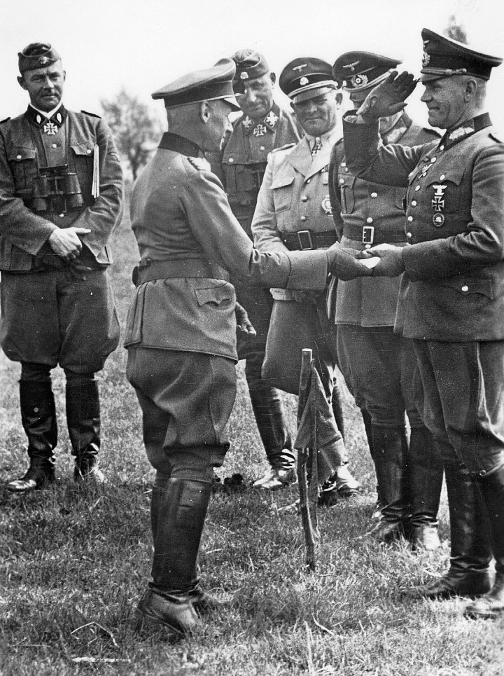 Генерал Герман Гот (на переднем плане) вручает Рыцарский крест командиру 167-й пехотной дивизии генералу Вольфу Триренбергу (крайний справа)