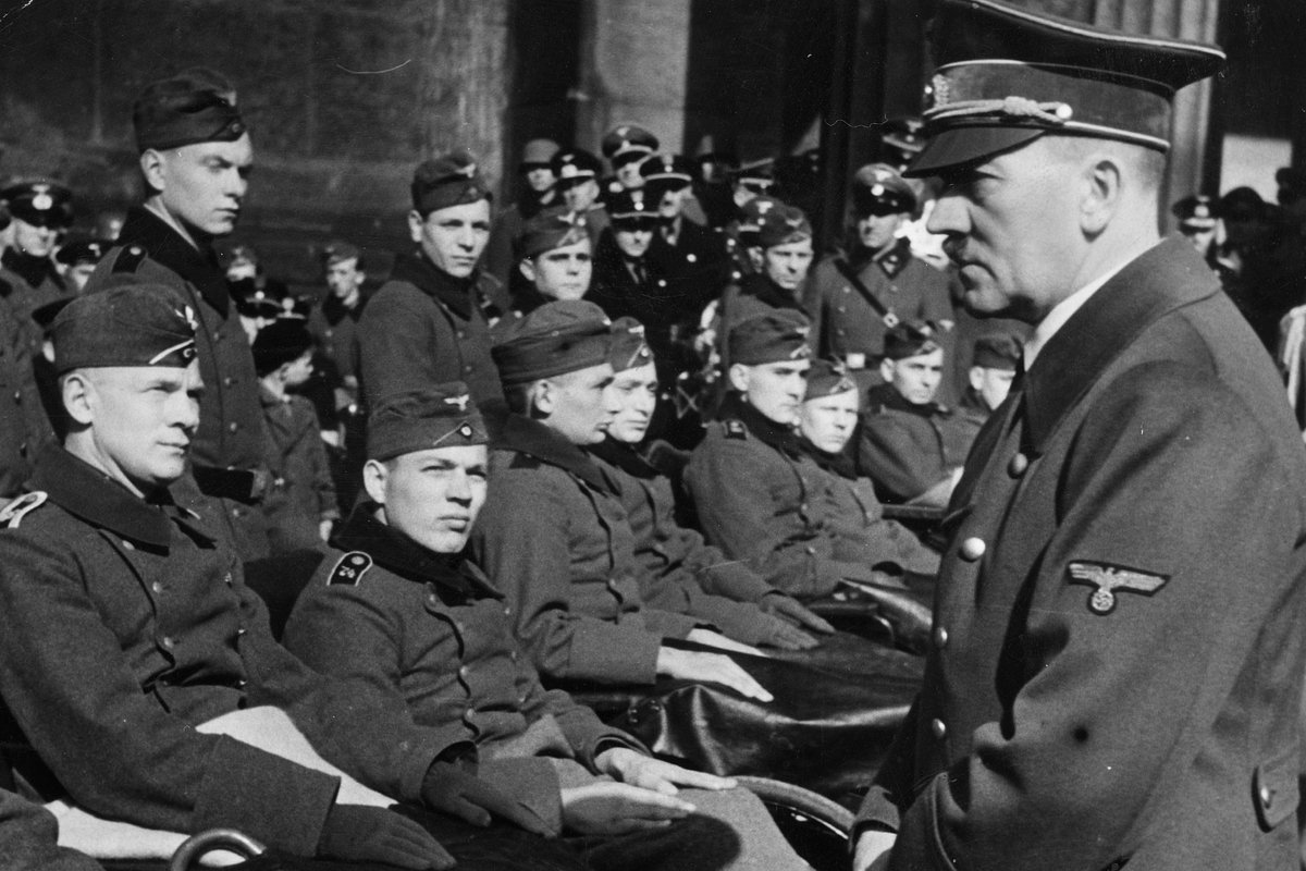 Адольф Гитлер приветствует раненых солдат, прибывших с Восточного фронта, 1943 год
