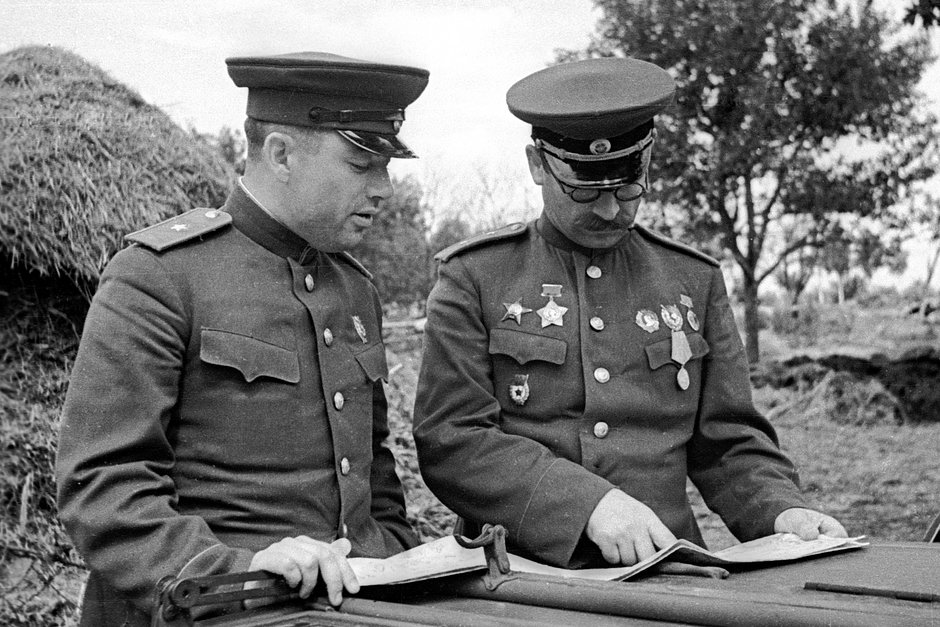 Командующий 5-й Гвардейской танковой армией генерал Павел Ротмистров (справа) с начальником штаба объединения генералом Владимиром Баскаковым