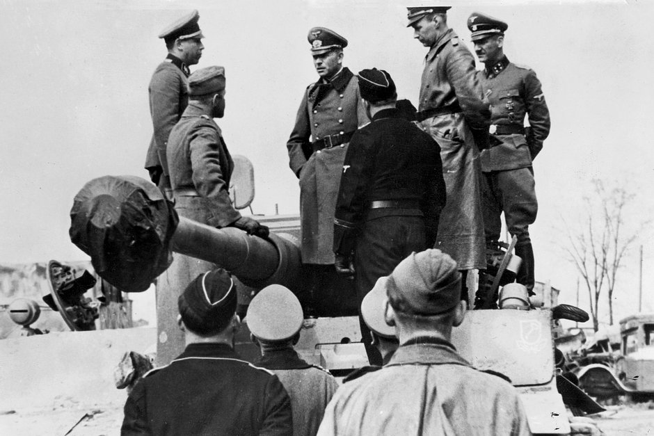 Генерал Хайнц Гудериан (в центре) осматривает танк «Тигр»

