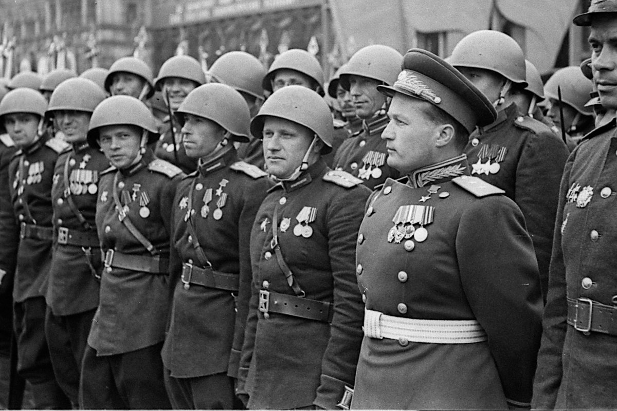 Герой Советского Союза, генерал Николай Каманин в рядах воинов 2-го Украинского фронта на Параде Победы на Красной площади 24 июня 1945 года