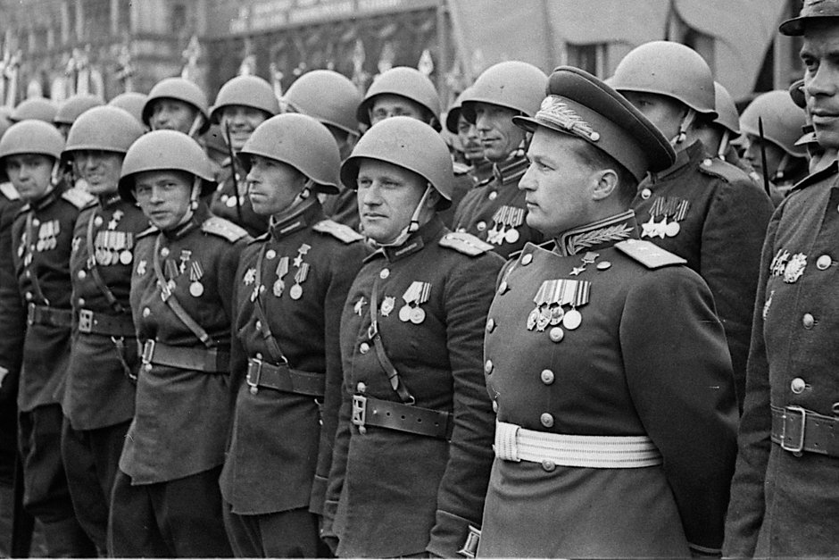 Герой Советского Союза, генерал Николай Каманин в рядах воинов 2-го Украинского фронта на Параде Победы на Красной площади 24 июня 1945 года