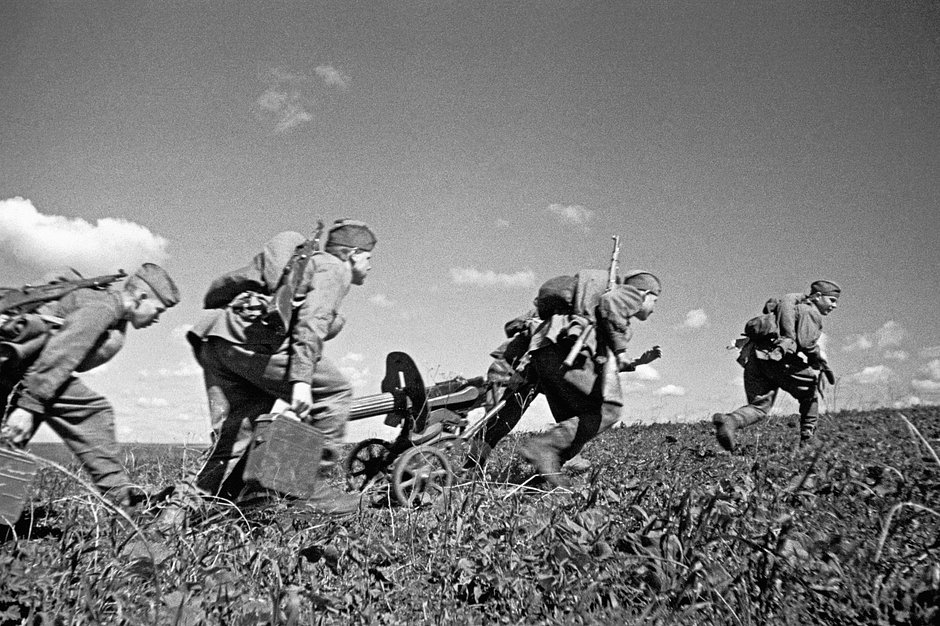 Советский пулеметный расчет выдвигается на огневую позицию. Курская дуга, 1943 год