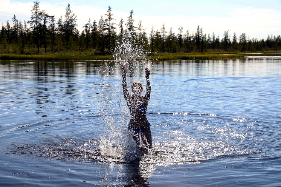 Женщина купается в озере Щучьем (село Хатанга, Красноярский край)