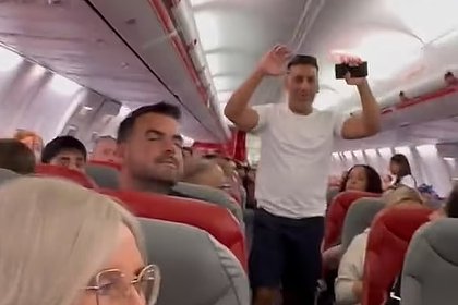 Пассажир пригрозил попутчикам бомбой, сорвал рейс в Турцию и попал на видео