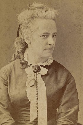 Фотография женщины викторианской эпохи с часами на цепочке