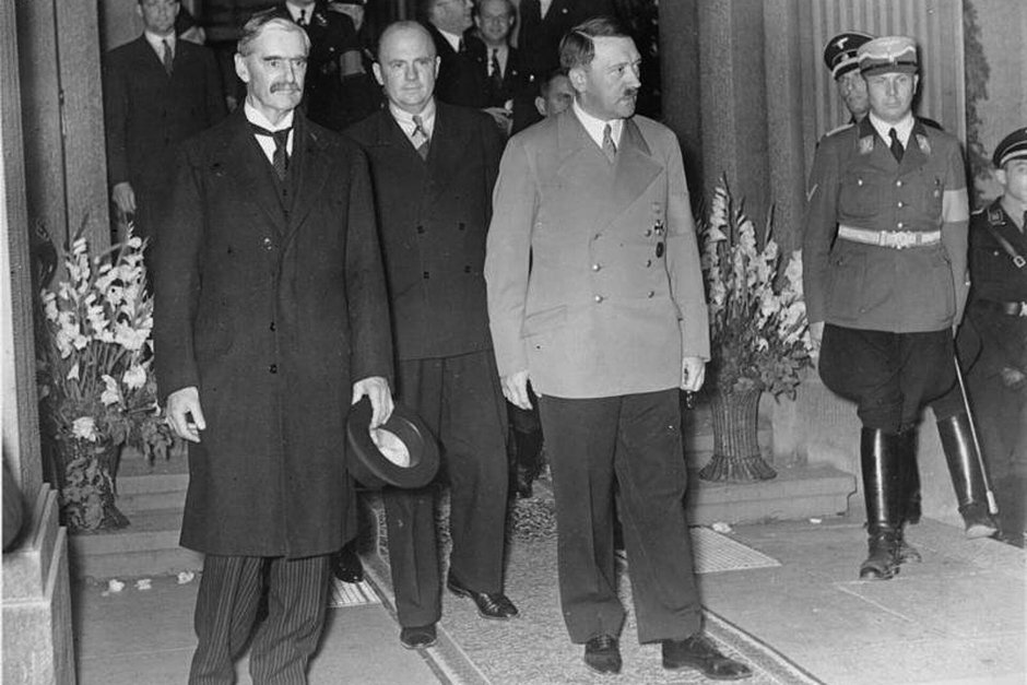 Премьер-министр Великобритании Невилл Чемберлен и канцлер Германии Адольф Гитлер во время встречи в Бад-Годесберге. Германия, 23 сентября 1938 года