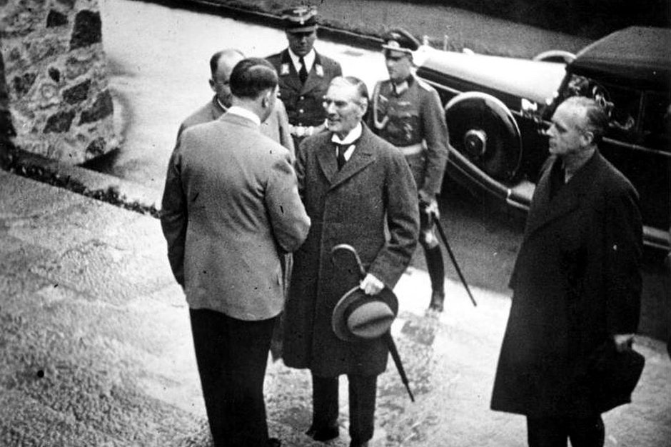 Канцлер Германии Адольф Гитлер встречает премьер-министра Великобритании Невилла Чемберлена во время его визита в Оберзальцберге. Германия, 15 сентября 1938 года
