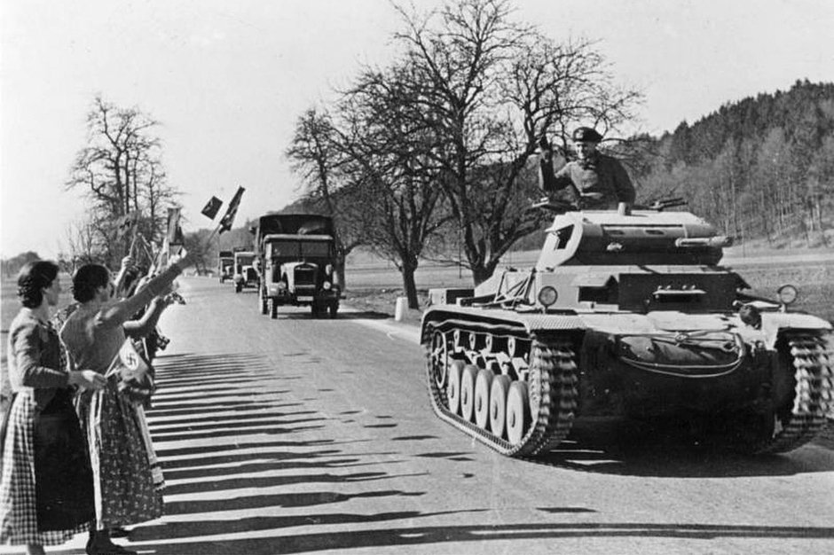 Жители Австрии приветствуют германские войска во время аншлюса. 13 марта 1938 года