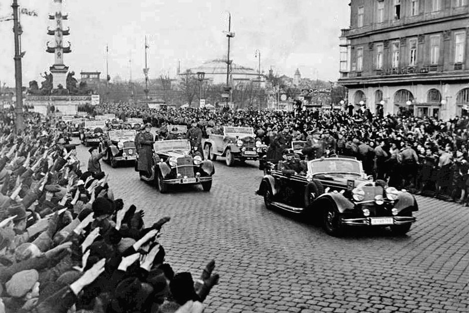 Жители Вены приветствуют Адольфа Гитлера во время его торжественного въезда в город 13 марта 1938 года. В тот же день был опубликован закон «О воссоединении Австрии с Германским рейхом»