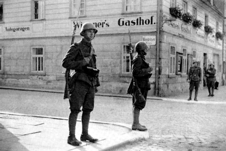 Чехословацкие солдаты патрулируют улицы города Шонлинде (ныне Красна-Липа) во время подавления вооруженного выступления судетских немцев. Сентябрь 1938 года