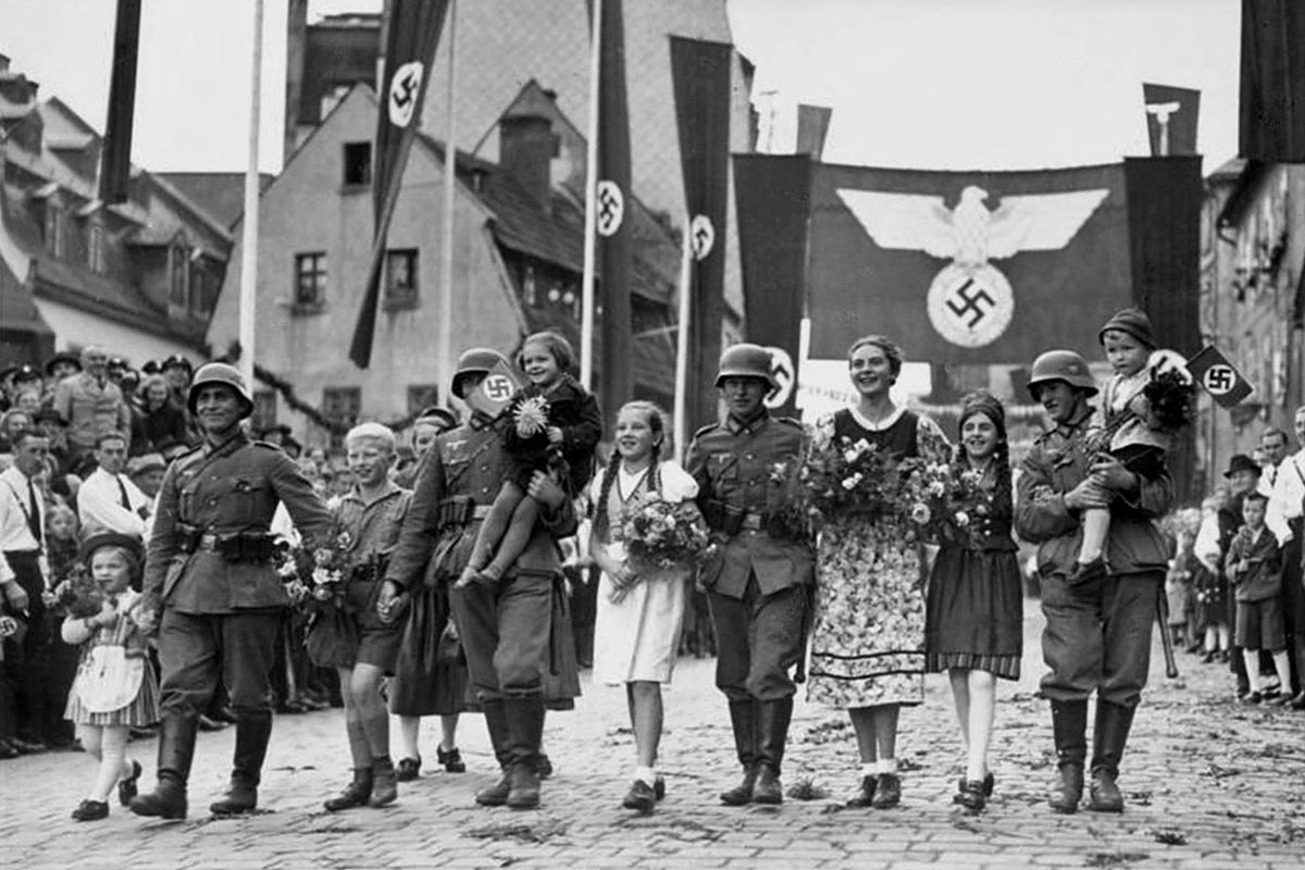 Немецкие жители города Аш после аннексии нацистской Германией Судетской области Чехословакии приветствуют германские войска. 
3 октября 1938 года