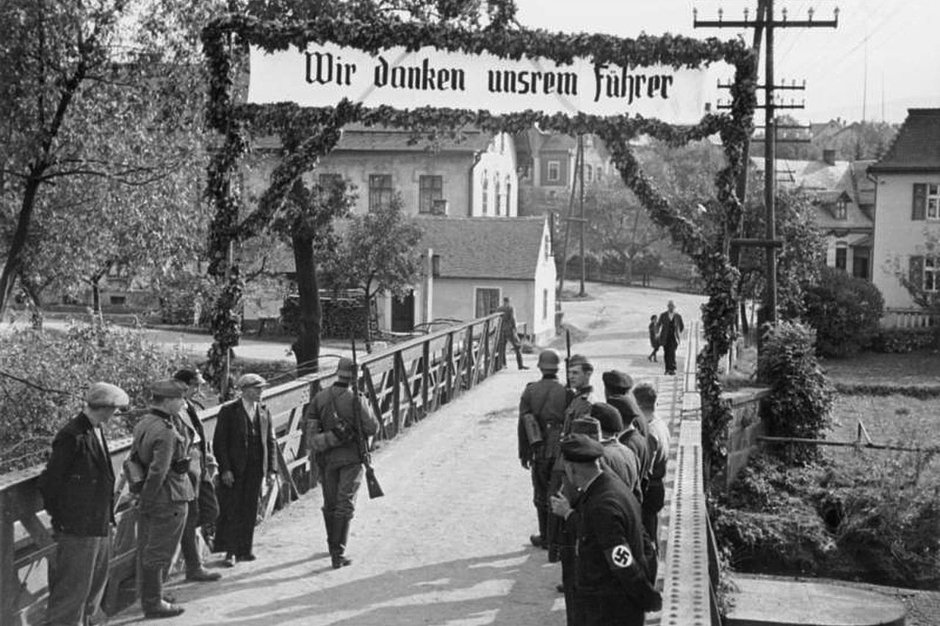 Приветственный плакат на новой границе Германии и Чехословакии, установленной Мюнхенским соглашением, с надписью на немецком языке: «Мы благодарны нашему вождю». 7 октября 1938 года