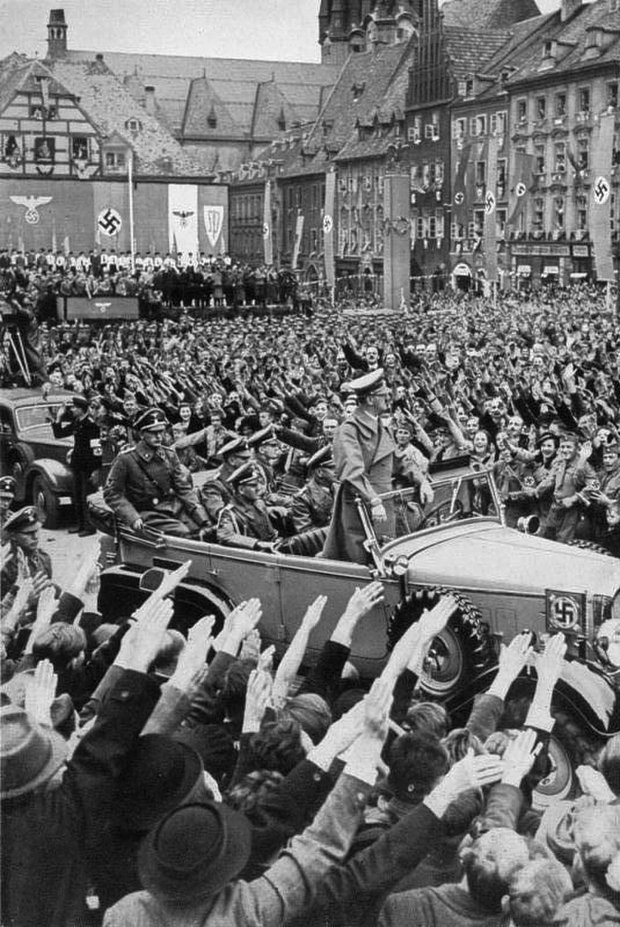 Немецкие жители Судетской области Чехословакии приветствуют кортеж Адольфа Гитлера после аннексии территории нацистской Германией. Город Эгер (ныне Хеб), 3 октября 1938 года
